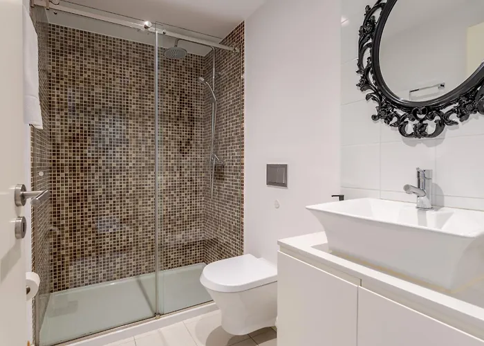 Appartement Renovated&quiet 1-bedroom In Santa Catarina